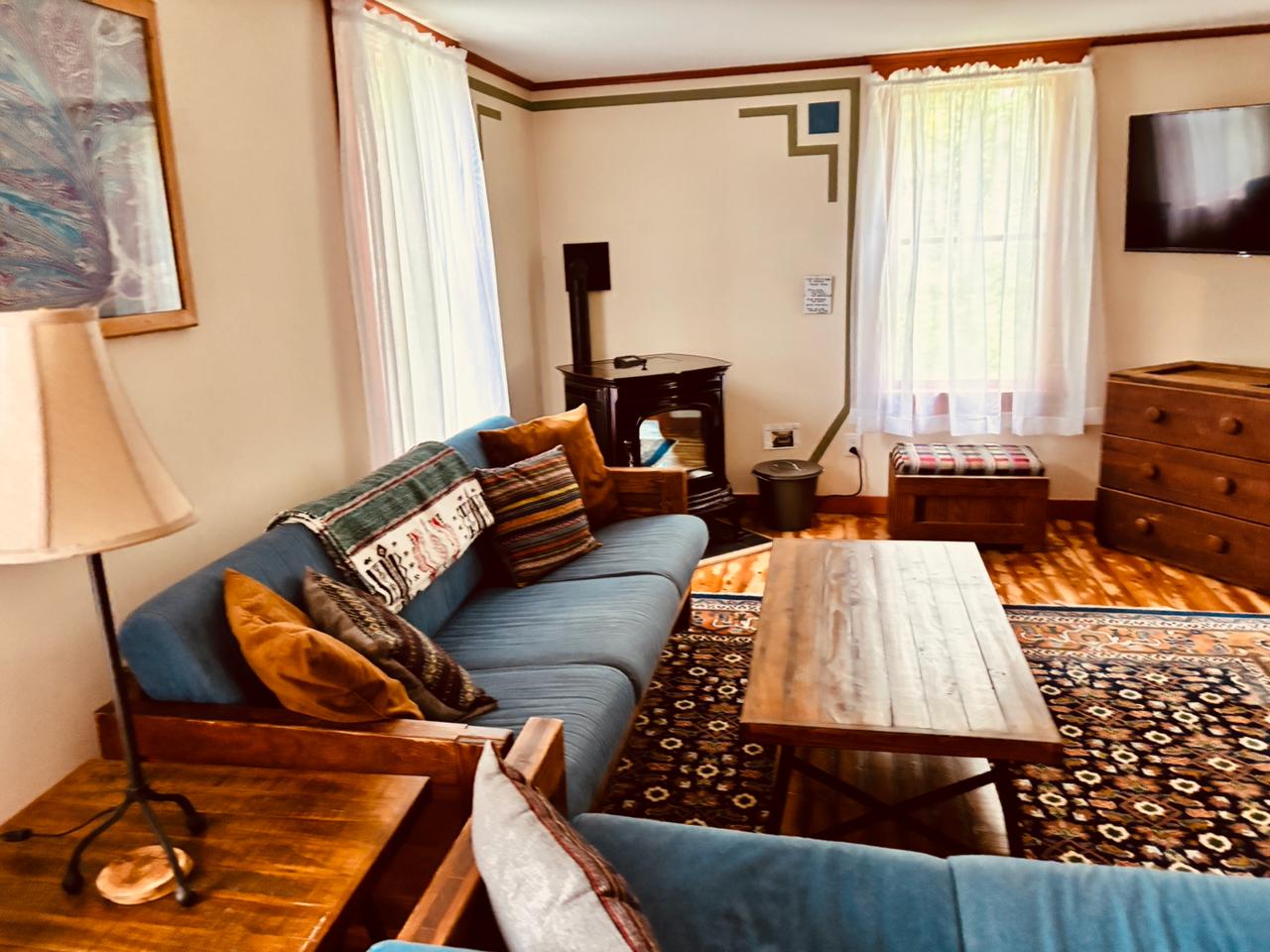 Living room with decorative border trim